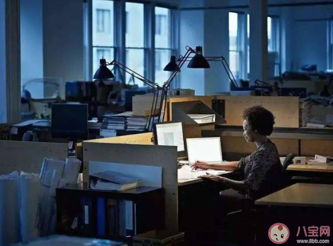 女子连续加班熬夜后眼皮无法抬起 熬夜加班有哪些危害