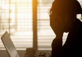 女子连续加班熬夜后眼皮无法抬起 熬夜加班有哪些危害