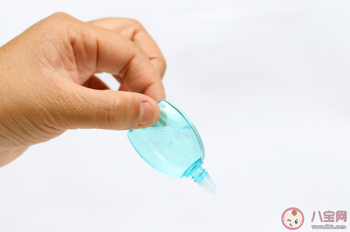 眼药水为什么不能滴在眼球上 眼药水中有防腐剂安全吗