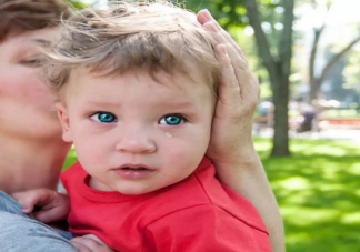 为什么人们对小孩的容忍度越来越低 公共场合幼儿哭闹该不该包容