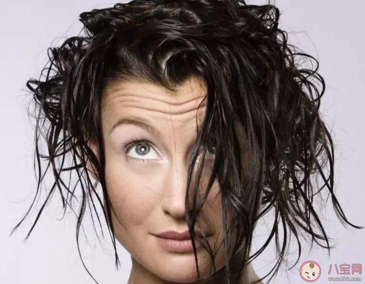 湿着头发睡觉会发生什么 为什么不要湿着头发睡觉