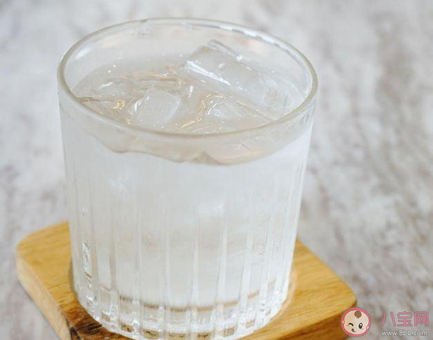 为什么人在剧烈运动后别喝冰水 冰水应该怎么喝才好 为什么人在剧烈运动后别喝冰水 冰水应该怎么喝才好