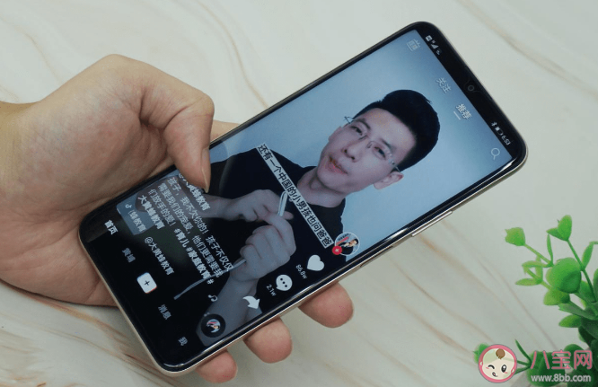 频繁刷社交媒体反而心情差 刷手机的最佳时长是多久