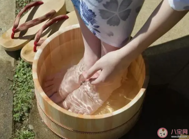三伏天泡脚能减肥吗 三伏天泡脚有什么好处 三伏天泡脚能减肥吗 三伏天泡脚有什么好处