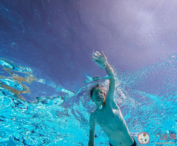 佩戴隐形眼镜游泳可以吗 夏天游泳如何保护眼睛