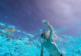 佩戴隐形眼镜游泳可以吗 夏天游泳如何保护眼睛