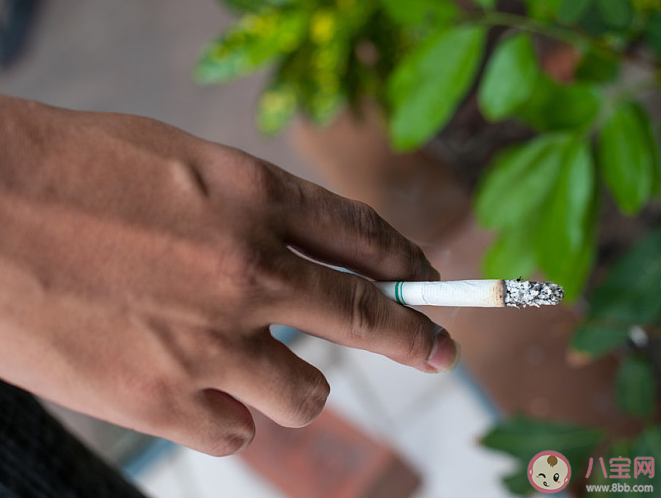 如何看待室内吸烟的行为 你反感室内吸烟的人吗 如何看待室内吸烟的行为 你反感室内吸烟的人吗