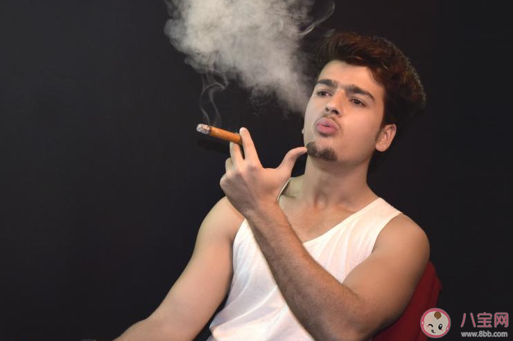 如何看待室内吸烟的行为 你反感室内吸烟的人吗 如何看待室内吸烟的行为 你反感室内吸烟的人吗