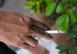 如何看待室内吸烟的行为 你反感室内吸烟的人吗