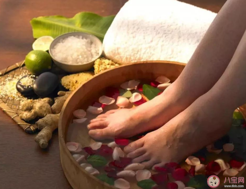 夏天泡脚有什么好处 泡脚有哪些注意事项 夏天泡脚有什么好处 泡脚有哪些注意事项