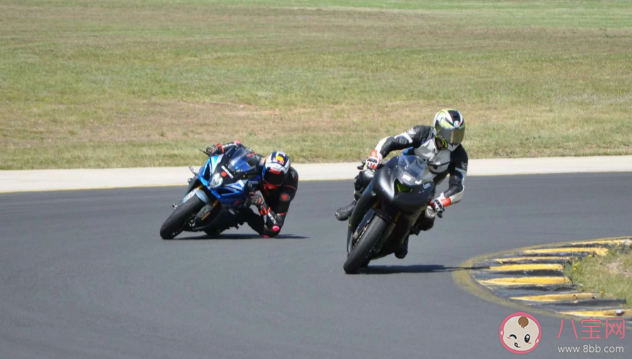 赛车手压弯为什么是安全的过弯方式 过弯有哪些倾斜姿势 赛车手压弯为什么是安全的过弯方式 过弯有哪些倾斜姿势