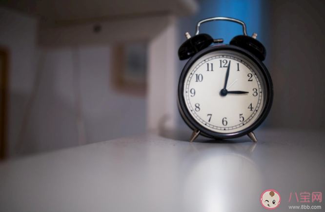 被闹钟惊醒和自然睡醒身体状态有什么不同 如何正确使用闹钟降低伤害 被闹钟惊醒和自然睡醒身体状态有什么不同 如何正确使用闹钟降低伤害