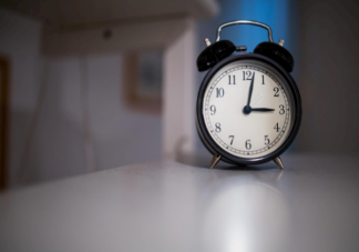 被闹钟惊醒和自然睡醒身体状态有什么不同 如何正确使用闹钟降低伤害