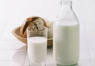 孩子喝牛奶肚子响要紧吗 喝牛奶就拉肚子可以用酸奶替代吗