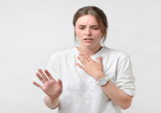 频繁清嗓子有什么危害 总是喜欢清嗓子是什么原因