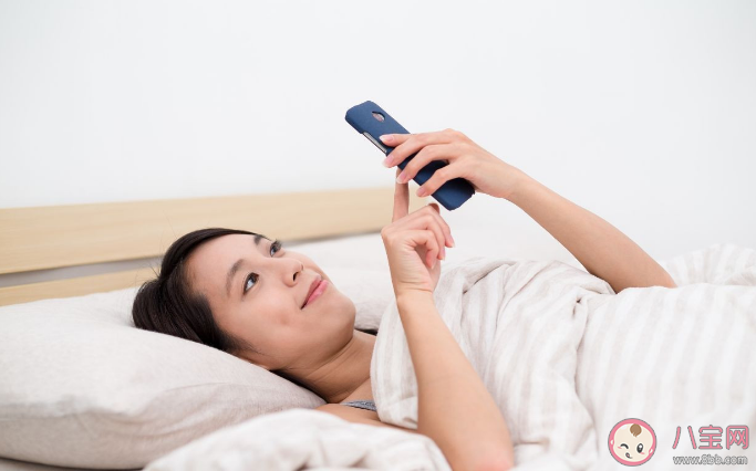 侧躺玩手机有什么危害 怎么尽量减轻睡前玩手机的伤害 侧躺玩手机有什么危害 怎么尽量减轻睡前玩手机的伤害