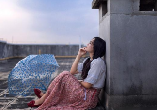 女生因感情问题暴瘦至42斤进ICU 为情所困该怎么办