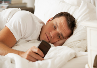 侧躺玩手机有什么危害 怎么尽量减轻睡前玩手机的伤害