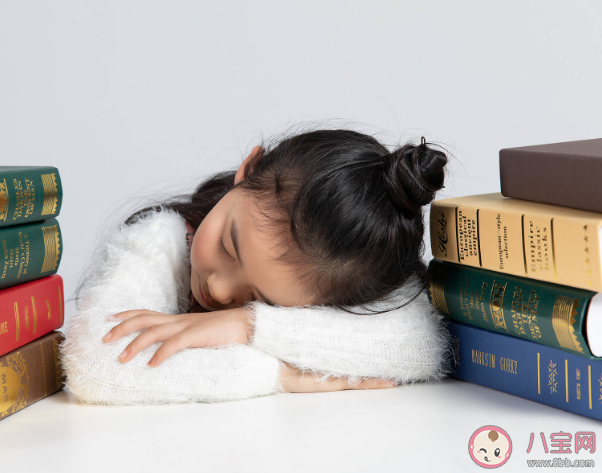 长时间趴桌睡有什么危害 没有条件躺下休息怎么办 长时间趴桌睡有什么危害 没有条件躺下休息怎么办