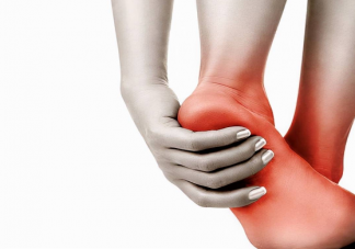 足跟疼痛做哪些动作可以缓解 足底筋膜炎怎么治疗