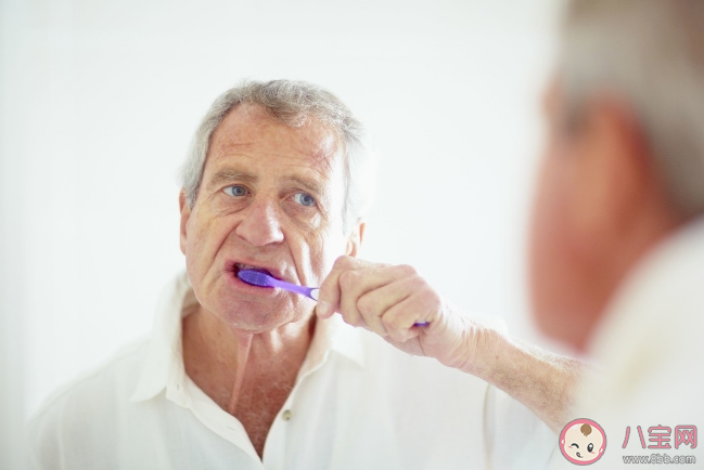 没牙的老年人还需要做口腔清洁吗 假牙也需要每天清洁吗