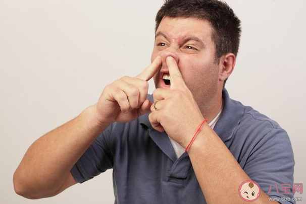 女生称因爱抠鼻子致鼻内长多团真菌 经常挖鼻孔有什么坏处