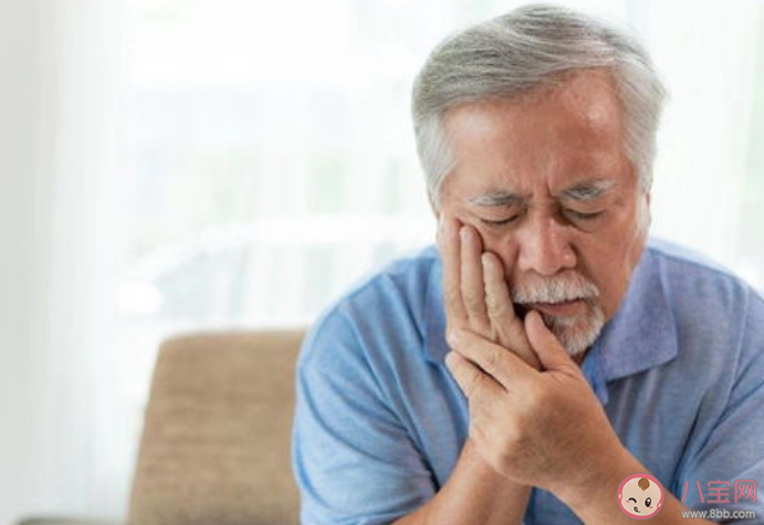 人老掉牙很正常吗 老年人牙周炎有什么症状 人老掉牙很正常吗 老年人牙周炎有什么症状