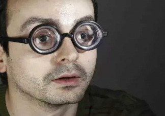 高度近视的人不要剧烈运动是为什么 哪些人不宜剧烈运动