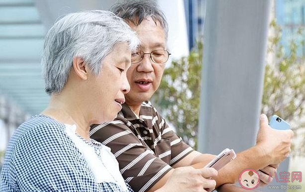 老年人钟爱女主播一年打赏超6万元 老年人刷直播被诱导打赏怎么办 老年人钟爱女主播一年打赏超6万元 老年人刷直播被诱导打赏怎么办