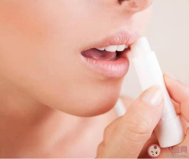 为什么嘴唇特别容易干 嘴唇干涂唇膏没用是怎么回事 为什么嘴唇特别容易干 嘴唇干涂唇膏没用是怎么回事
