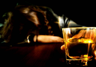 喝酒让人老得快吗 有酒瘾怎么办