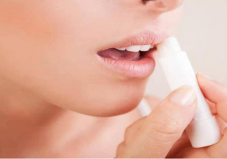 为什么嘴唇特别容易干 嘴唇干涂唇膏没用是怎么回事
