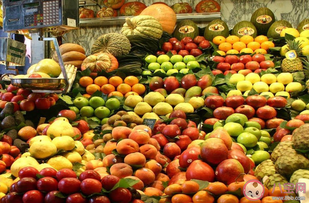 广西街头10元能买70个火龙果 广西水果为什么这么便宜 广西街头10元能买70个火龙果 广西水果为什么这么便宜