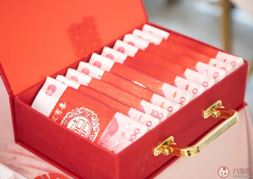 订婚结束新娘家将彩礼还给新郎 彩礼应不应该要 订婚结束新娘家将彩礼还给新郎 彩礼应不应该要