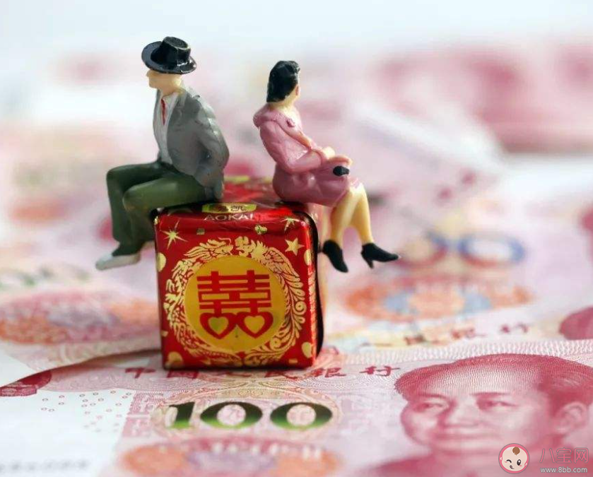 订婚结束新娘家将彩礼还给新郎 彩礼应不应该要 订婚结束新娘家将彩礼还给新郎 彩礼应不应该要