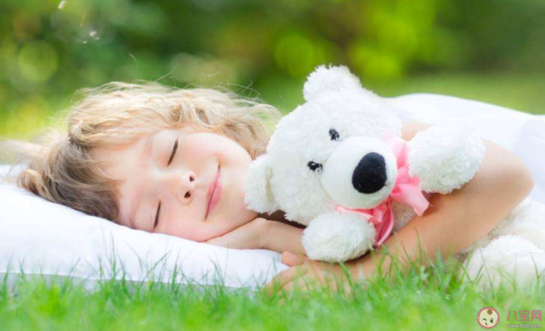 孩子跟谁睡就愿意和谁亲吗 孩子几岁要独立睡觉 孩子跟谁睡就愿意和谁亲吗 孩子几岁要独立睡觉