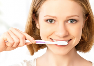 27岁女子长期横向刷牙致牙齿缺损 刷牙的正确方式是什么