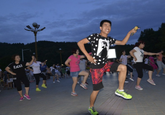 年轻人的魔爪终于伸向了广场舞 广场舞适合年轻人吗