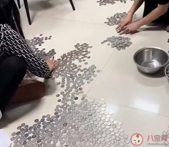 8人端3600个硬币给结婚好友随份子 随份子要准备多少钱