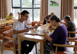 年轻人开始住进养老院了是怎么回事 住养老院性价比有多高