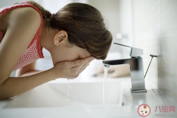 洗脸是用热水好还是凉水好 不洗脸真的会让皮肤变好吗 洗脸是用热水好还是凉水好 不洗脸真的会让皮肤变好吗