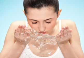 洗脸是用热水好还是凉水好 不洗脸真的会让皮肤变好吗