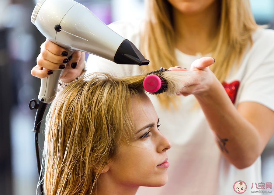 洗头后到底该吹干还是风干 哪个时间段适合洗头发 洗头后到底该吹干还是风干 哪个时间段适合洗头发