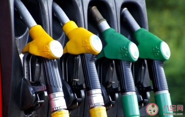 国际油价创三个月来新低是怎么回事 国际油价受到哪些因素影响 国际油价创三个月来新低是怎么回事 国际油价受到哪些因素影响