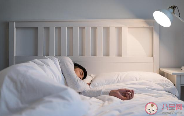 最佳睡眠时长真的是8小时吗 成年人一天的睡眠不能少于几小时