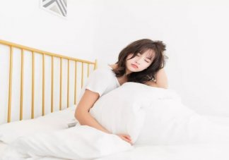 周末补觉危害比熬夜还大吗 睡觉哪些习惯会加速衰老