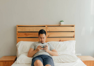 靠着玩手机比低头对颈椎伤害更大吗 怎样保护我们的颈椎