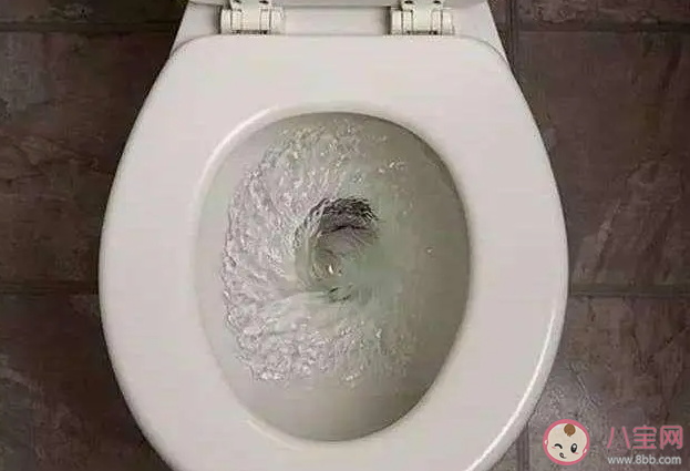 女子半夜上厕所发现马桶结冰是怎么回事 马桶结冰了该怎么办 女子半夜上厕所发现马桶结冰是怎么回事 马桶结冰了该怎么办