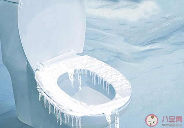 女子半夜上厕所发现马桶结冰是怎么回事 马桶结冰了该怎么办 女子半夜上厕所发现马桶结冰是怎么回事 马桶结冰了该怎么办