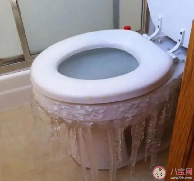 女子半夜上厕所发现马桶结冰是怎么回事 马桶结冰了该怎么办 女子半夜上厕所发现马桶结冰是怎么回事 马桶结冰了该怎么办